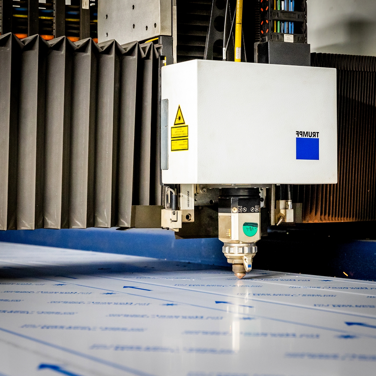 Lasersnijmachine met geautomatiseerd proces met hoge snelheid, efficiëntie en perfectie voor elk project.