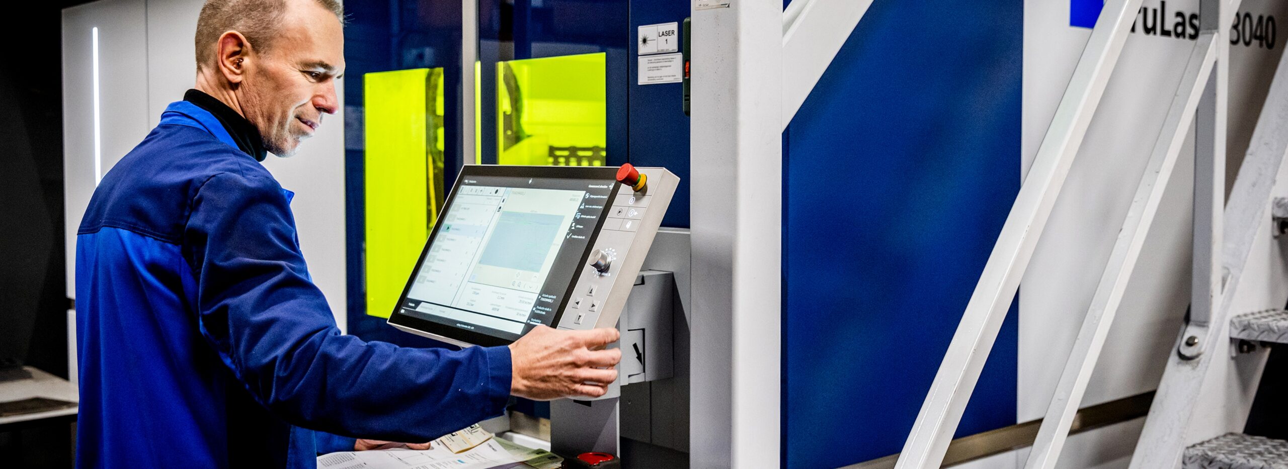 Lasersnijmachine operator die een metalen plaat aan het bewerken is met CNC TRUMPF voor perfectie en snelheid